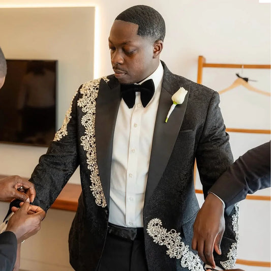 Customized Luxury Metal Embellished Men Suits Peaked Lapel Groom Tuxedos Wedding Blazers Outfit 2 Pieces Sets Slim Ropa Hombre