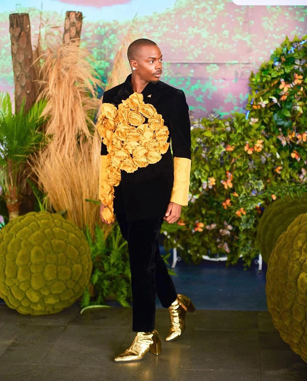 Esmoquin de novio dorado con flores hechas a mano y solapa chal para hombre, traje de pantalón para padrino de boda, corte entallado, abrigo de 2 piezas