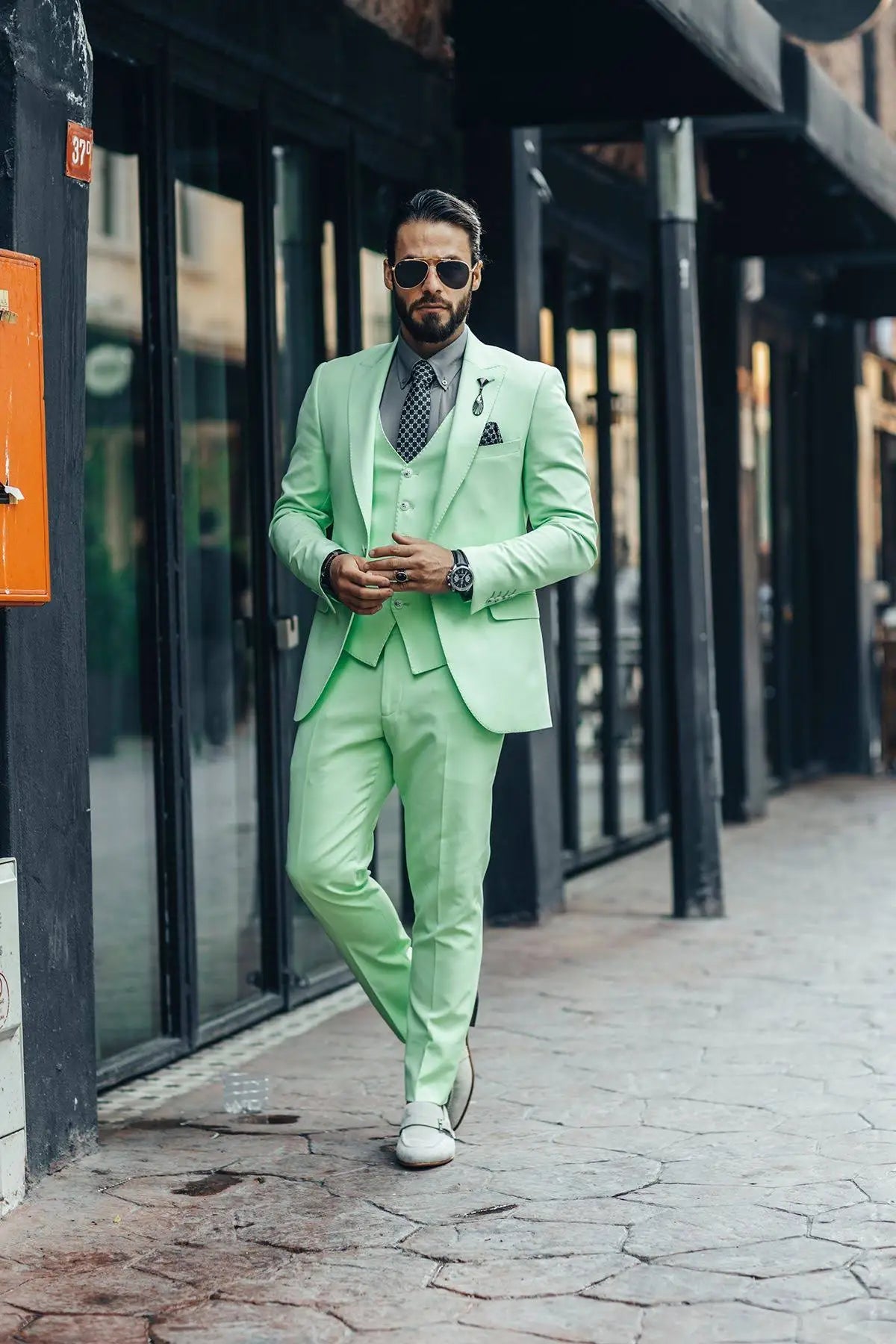 Young Men's Suits Tailored 3 Pieces Solid Color Blazer Single Breasted Peaked Lapel Pockets Plus Size Custom Made