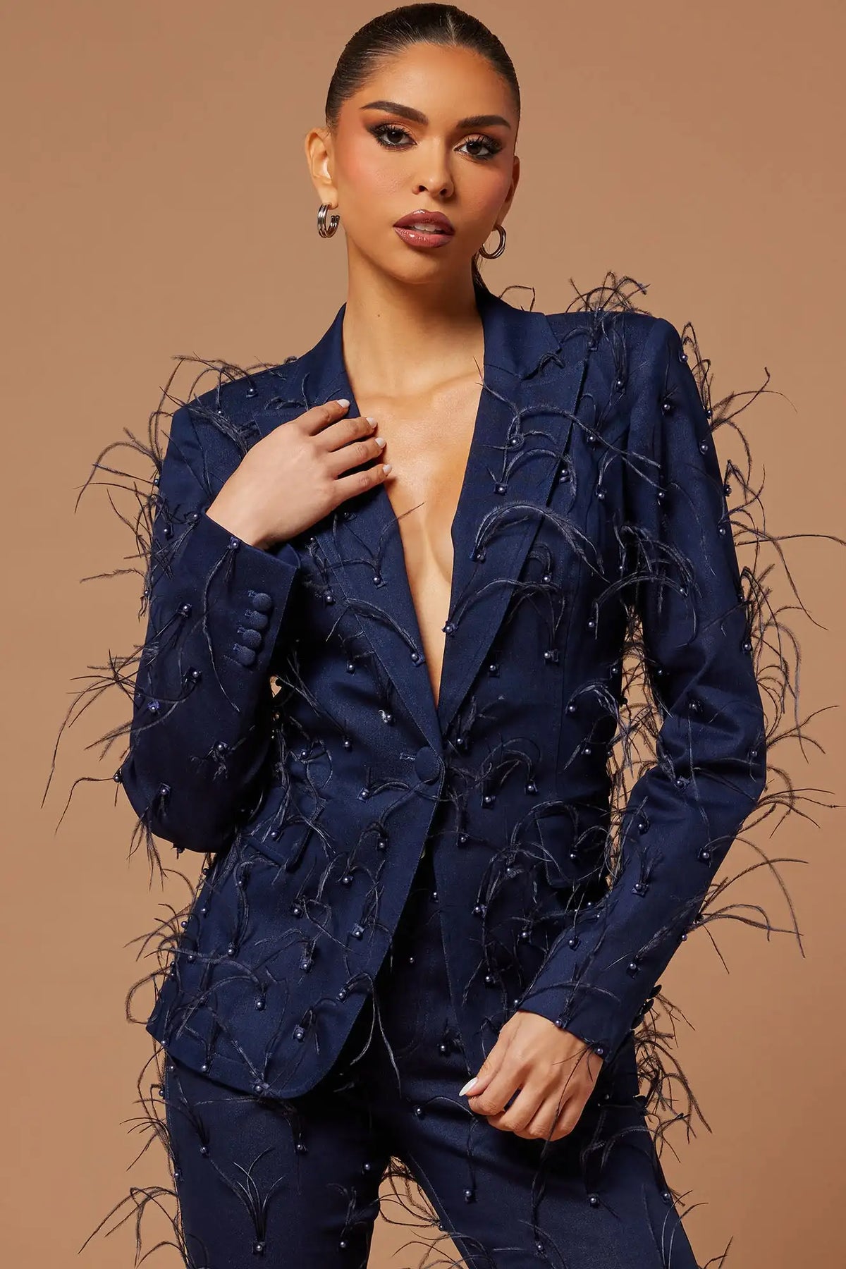 Conjunto elegante de blazer con plumas y pantalón ancho para mujer: look vintage elegante para fiestas de moda y ocasiones especiales.