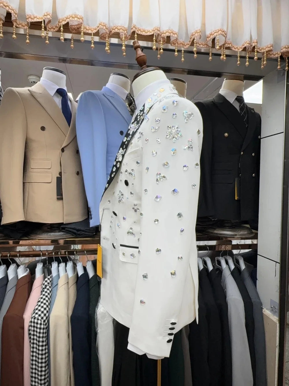 Stunning Men's Beaded Suit Peaked Lapel Blazer 2 Pieces Set Rhinestone Coat Prom Formal Occasion Customized Jacket Black Pants