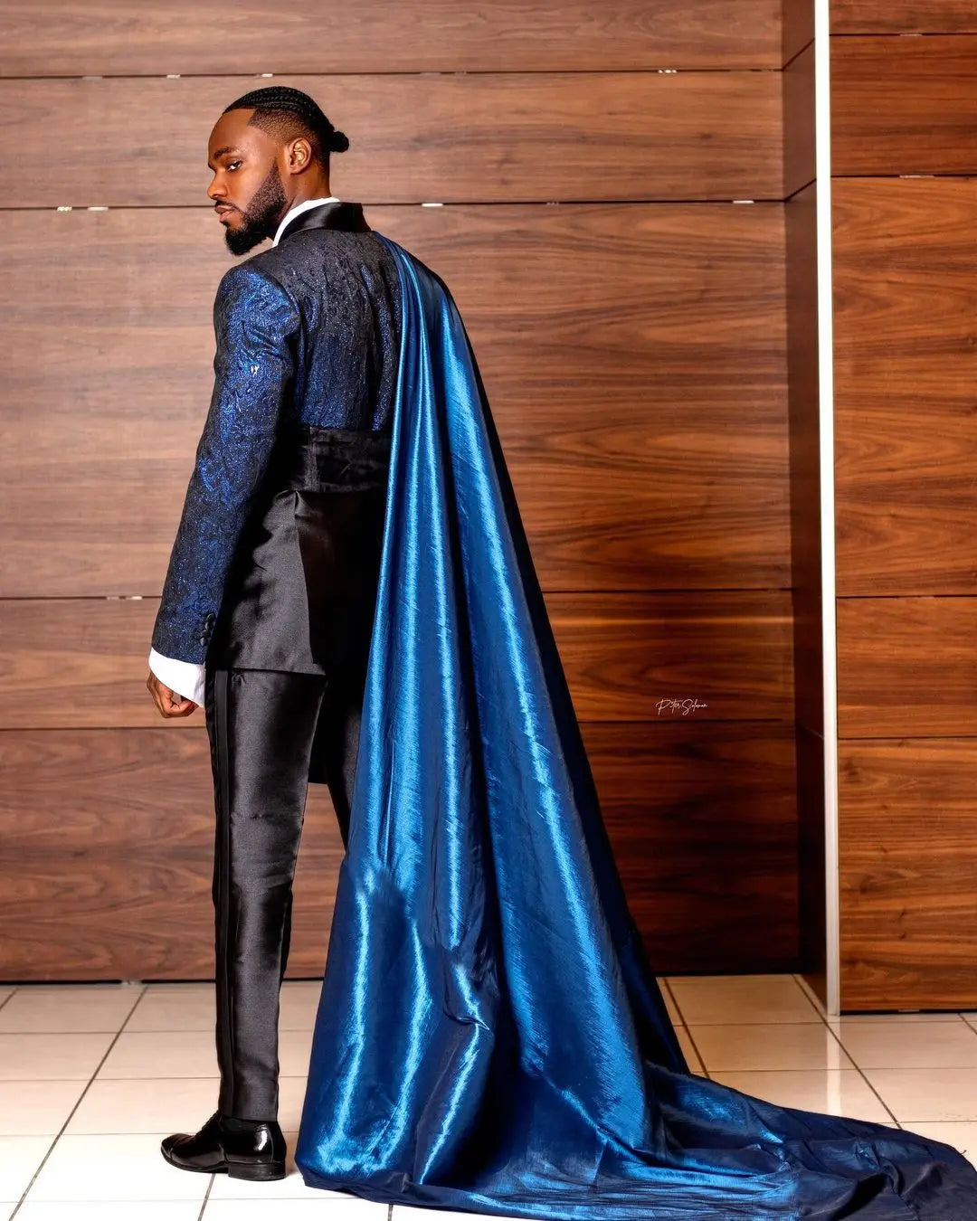 Costume d'Halloween rouge pour homme, 3 pièces (veste, pantalon, cape), sur mesure, avec col châle et motif tête de mort et scarabée.