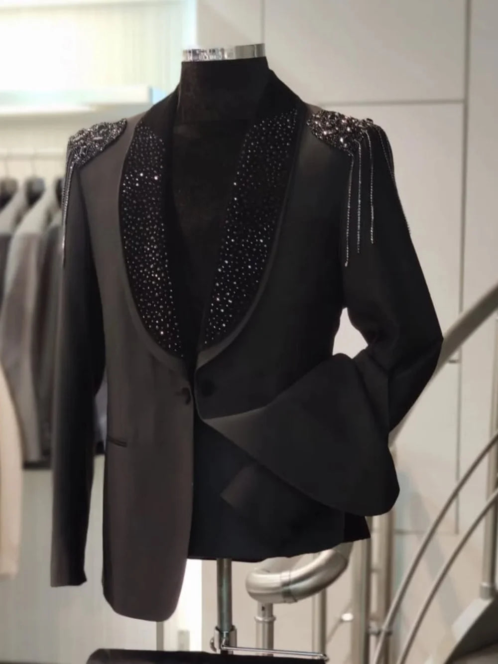 Tailored 2 Pieces Men Suits Blazer Pants Regular Fit Shawl Lapel One Button Hot Fix Luxury Fabric Modern Formal Suits Customized