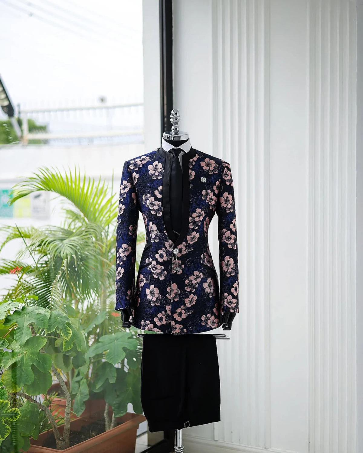 Stylish Men Suits Tailor-Made 2 Pieces Standard Lapel Jacket Flowers Blazer One Button Groom Customized Coat Black Pants