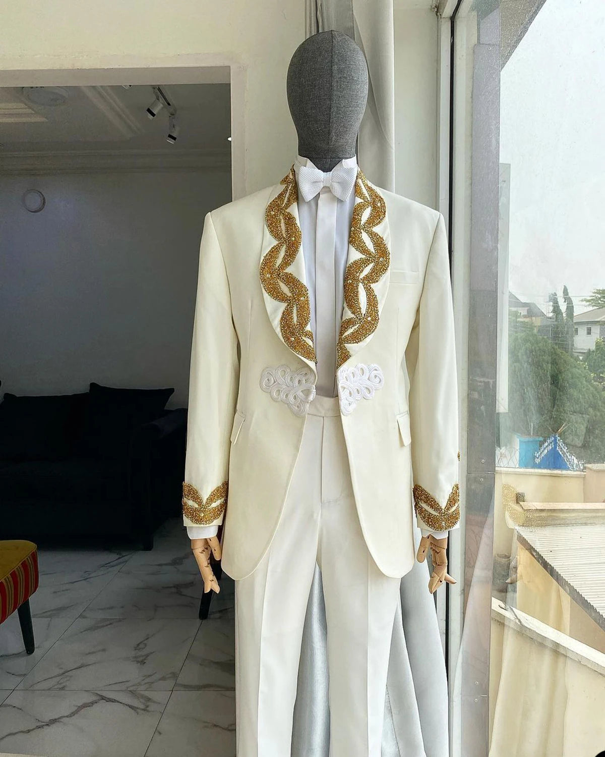 Exquisite Men's Suits Tailored 2 Pieces Blazer Pants One Button Wedding Sheer Lapel Gold Appliques Groom Custom Made Plus Size