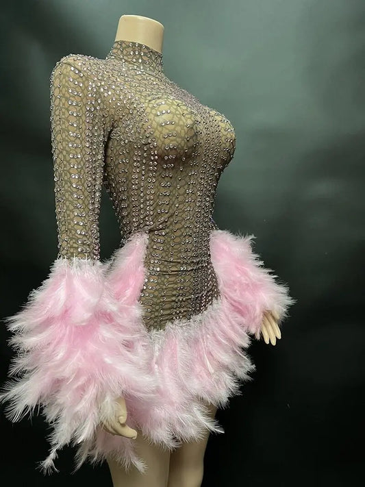 Minivestido transparente con plumas rosas y diamantes de imitación brillantes, sexy, para fiestas nocturnas, actuaciones, bares, discotecas y escenarios.