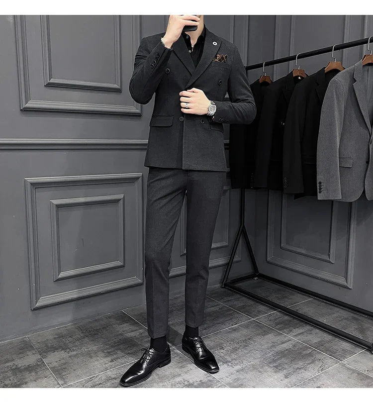 Ensemble de costume croisé gris pour homme avec chemise noire et pochette