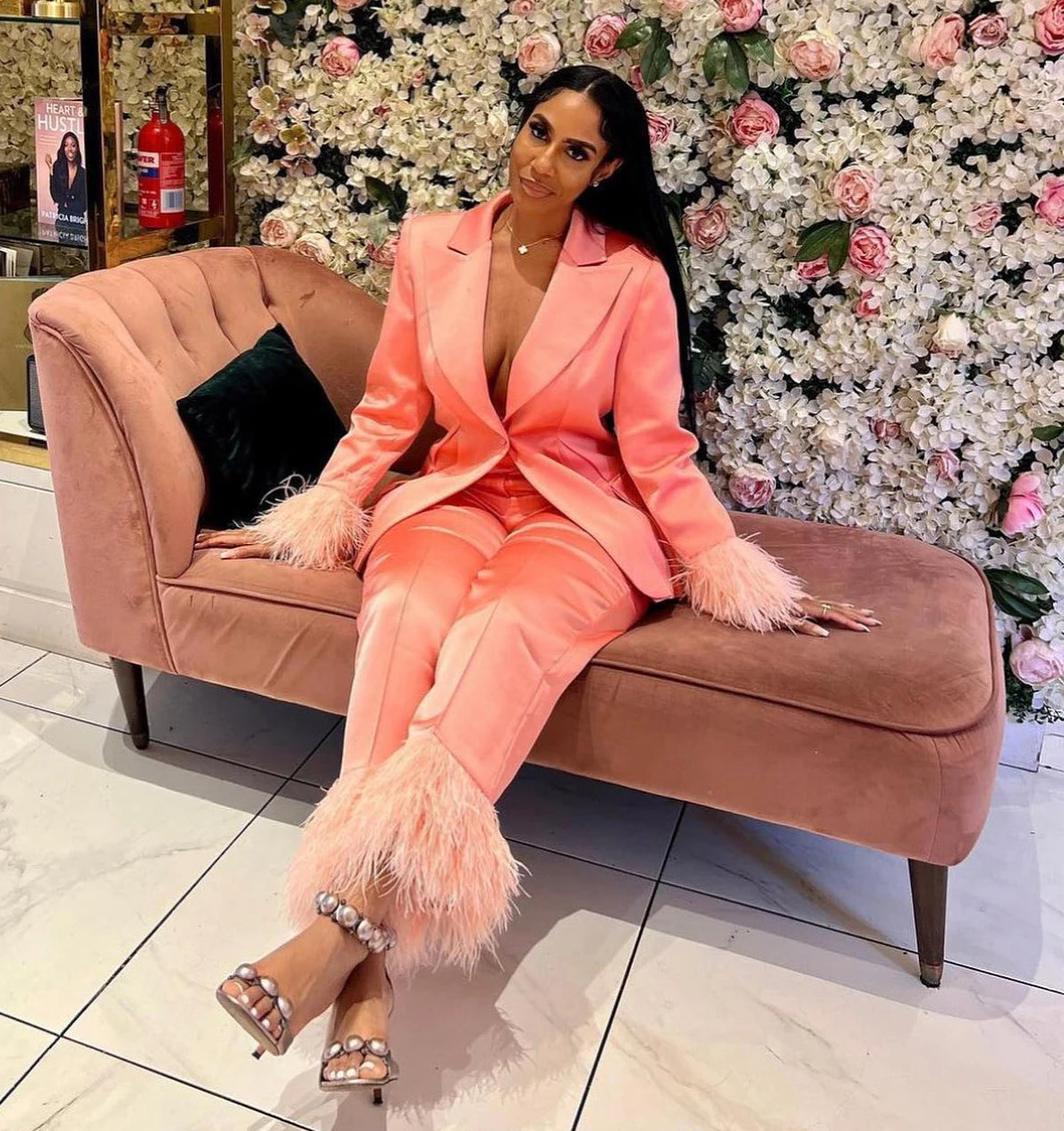 Ensemble 2 pièces en satin pour femme, pantalon et veste, avec plumes d'autruche, idéal pour un bal de promo ou un mariage 