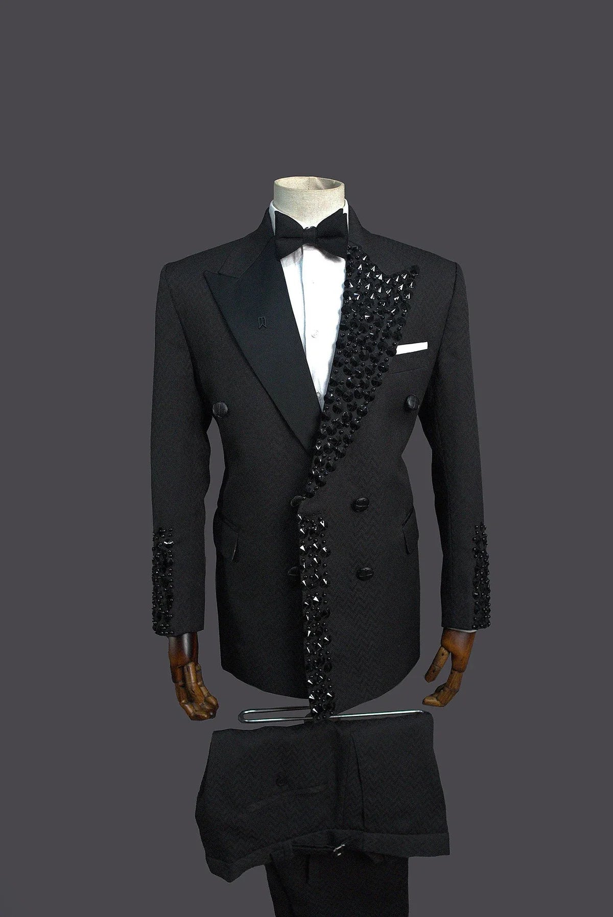 Elegante traje de esmoquin negro para hombre con un diseño único adornado con gemas, blazer y pantalón de dos piezas a medida para eventos formales y fiestas.