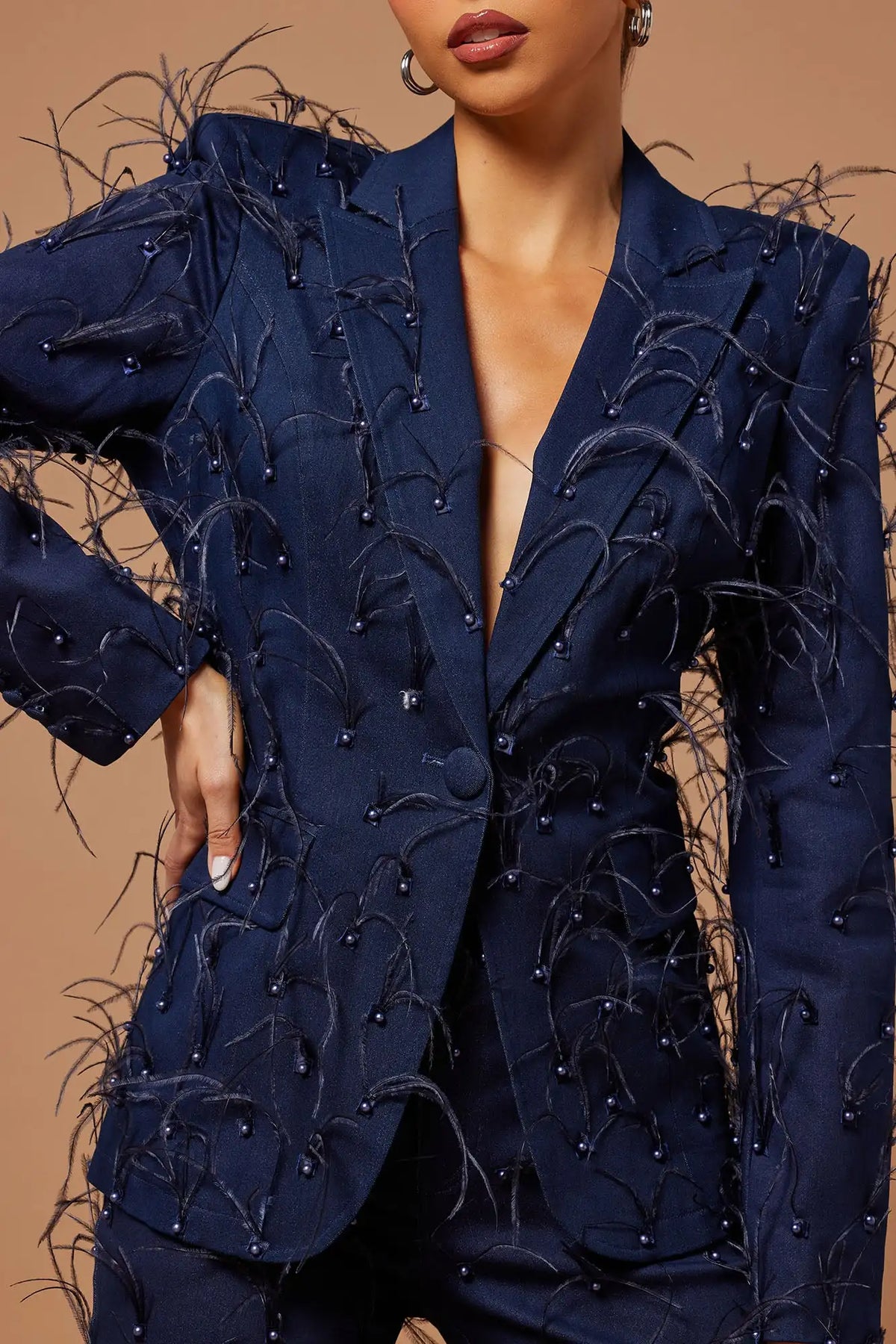 Conjunto elegante de blazer con plumas y pantalón ancho para mujer: look vintage elegante para fiestas de moda y ocasiones especiales.