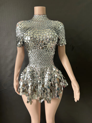Minivestido sexy de discoteca con lentejuelas brillantes y encantadoras, disfraz para celebrar cumpleaños con diamantes de imitación, vestidos plateados.