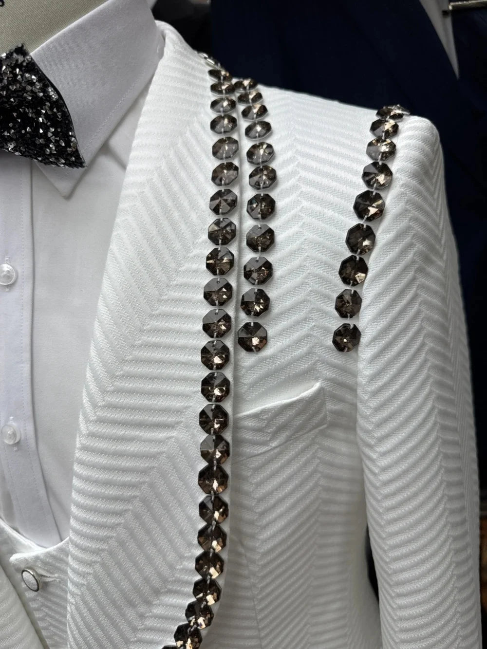Handsome Men Suits Tailor-Made 3 Pieces Beaded Shawl Lapel Herringbone Jacket Blazer One Button Groom Customized Coat Vest Pants