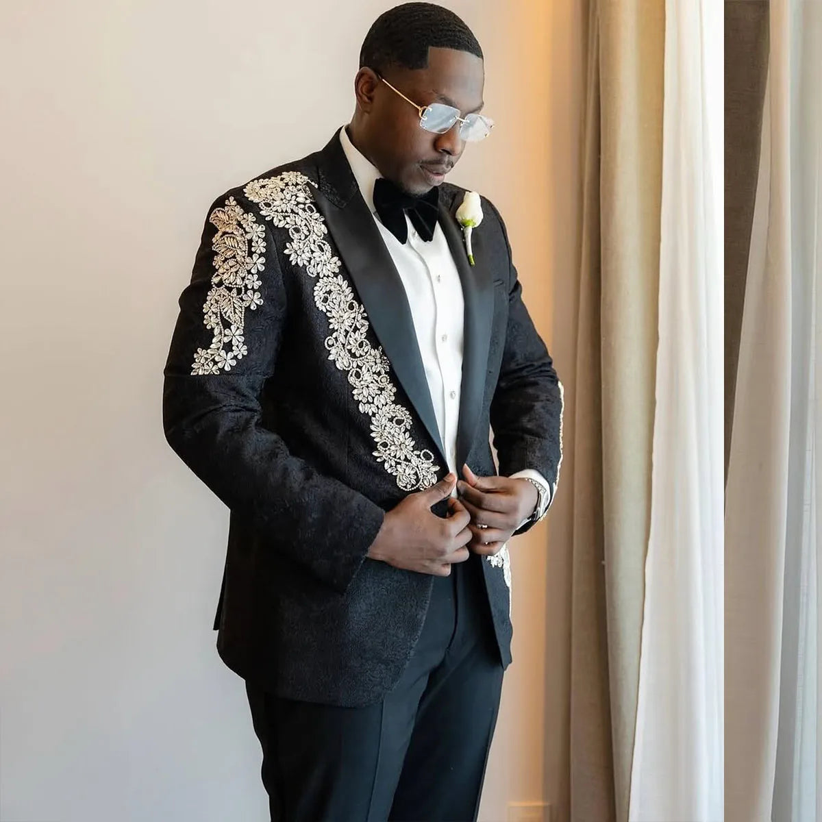 Customized Luxury Metal Embellished Men Suits Peaked Lapel Groom Tuxedos Wedding Blazers Outfit 2 Pieces Sets Slim