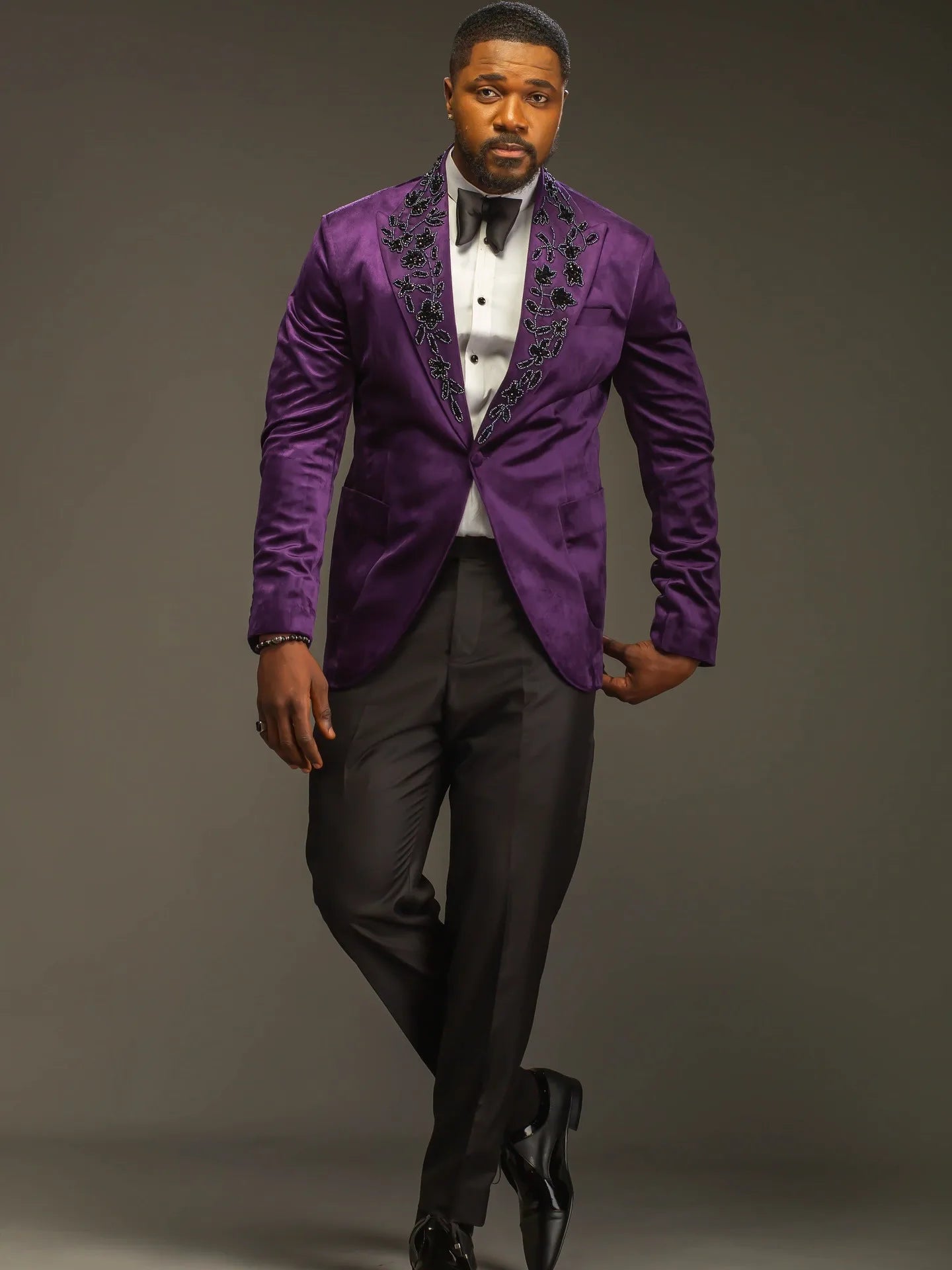 Modern Men's Suits Tailor-Made Jacket BEading Blazer Peaked Lapel One Button Groom Customized Coat Black Pants