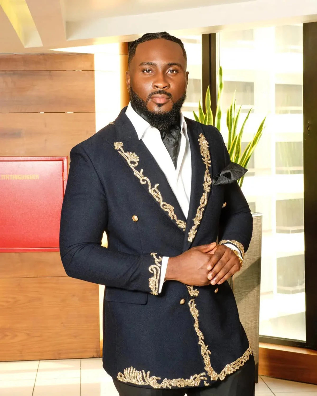 Vintage Men Suits Tailor-Made 2 Pieces Appliques Peaked Lapel Jacket Blazer Double Breasted Evening Party Customized Coat Pants