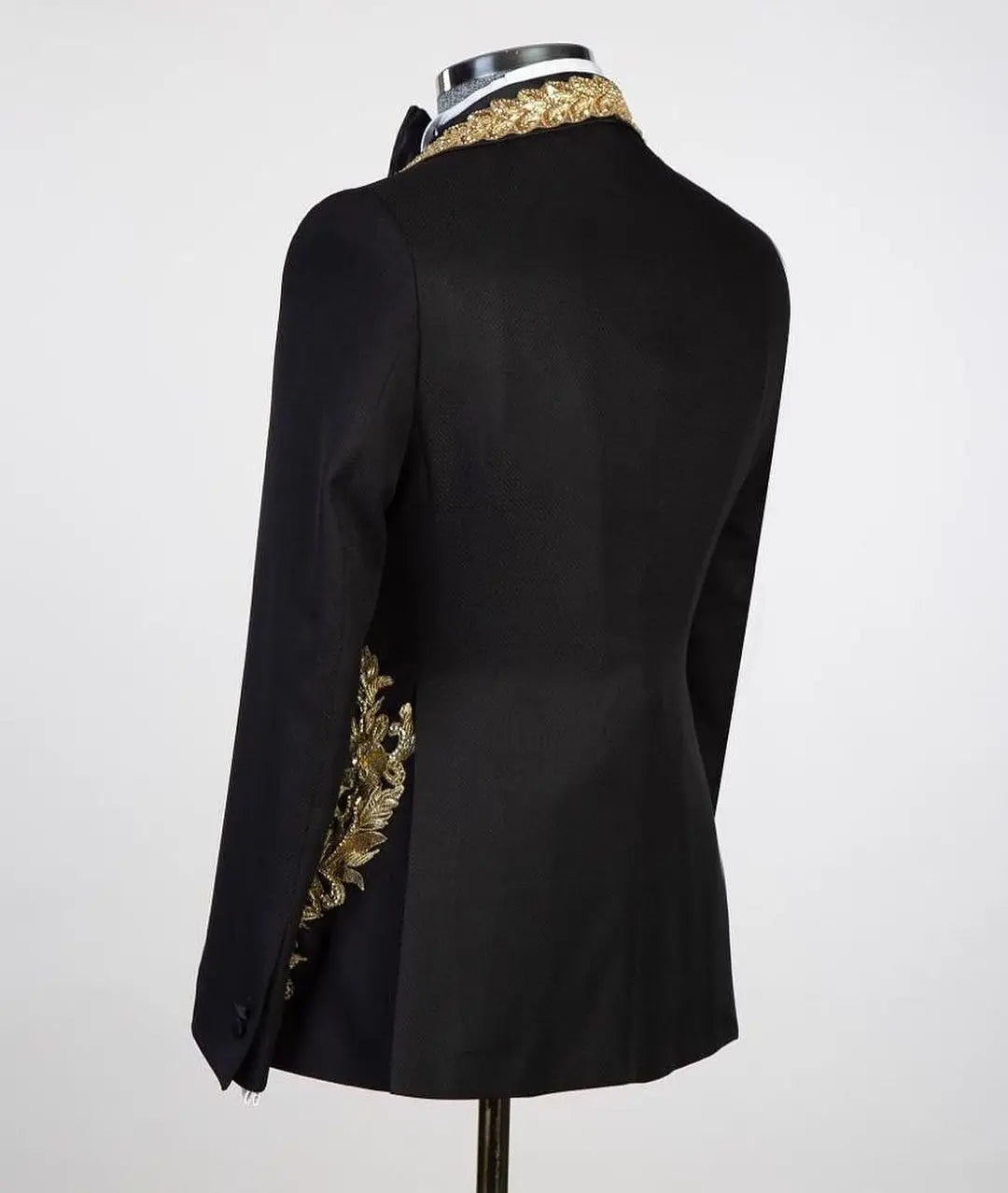 Blazer élégant en satin noir pour homme avec broderies dorées et détails perlés - Costume de mariage luxueux pour mariés et événements formels - Options de taille plus sur mesure disponibles