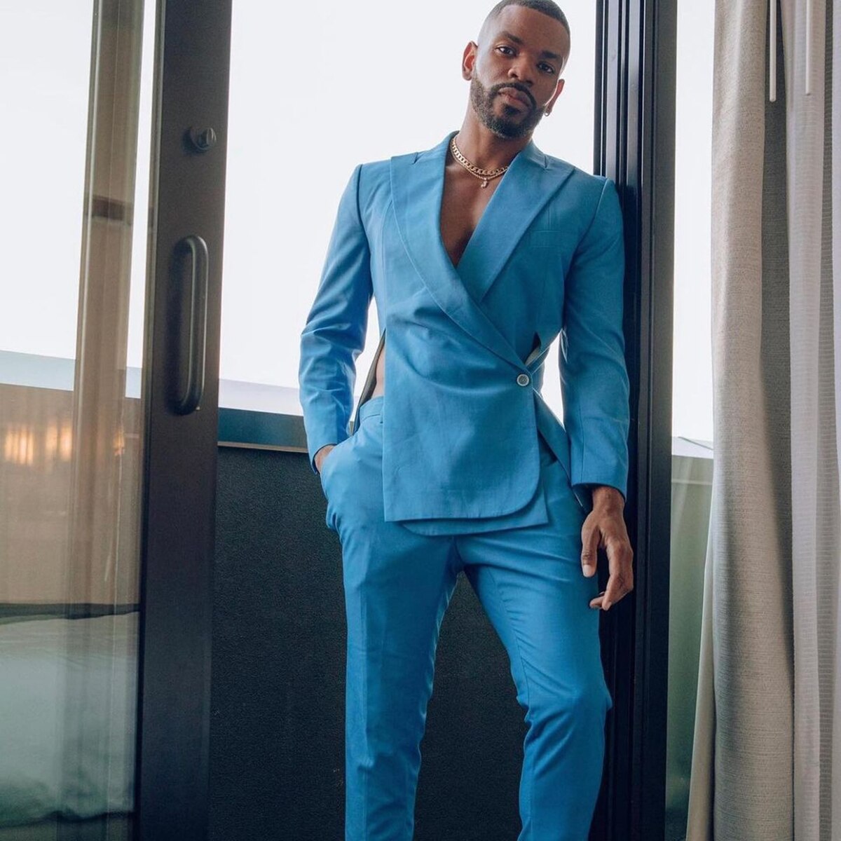 Trajes de boda sexys divididos para hombre, caballero, nuevo, con hebilla lateral, a medida, para novio, 2 piezas, para cantante, ocasiones formales, fiesta, disfraz hecho a medida. 