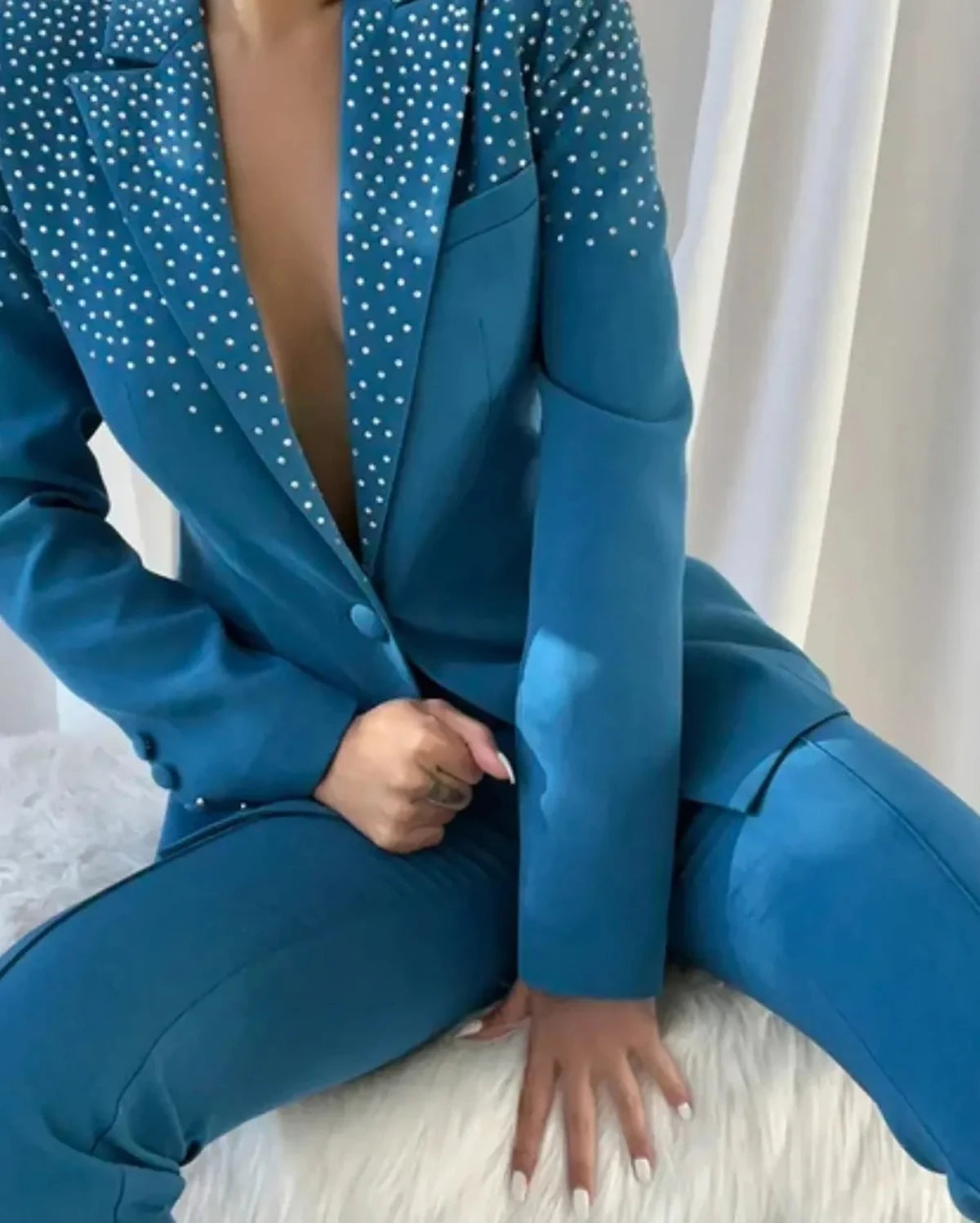 Impresionante conjunto de blazer y pantalón azul con tachuelas y escote en V para mujer: elegante traje de dos piezas de corte entallado para fiestas y eventos.