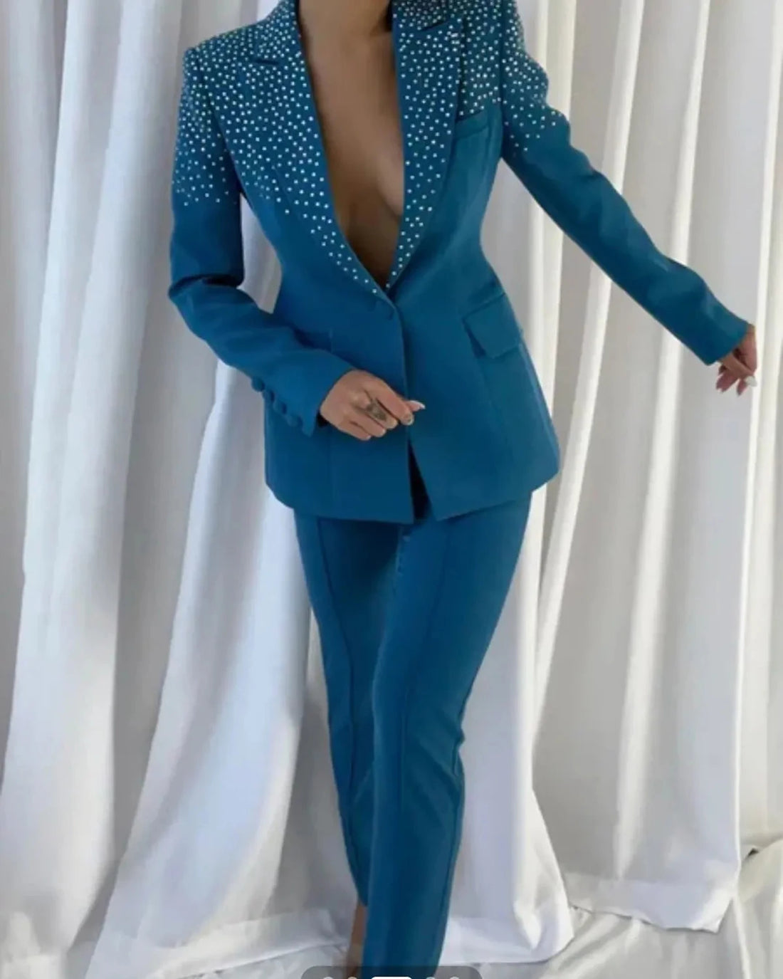 Impresionante conjunto de blazer y pantalón azul con tachuelas y escote en V para mujer: elegante traje de dos piezas de corte entallado para fiestas y eventos.