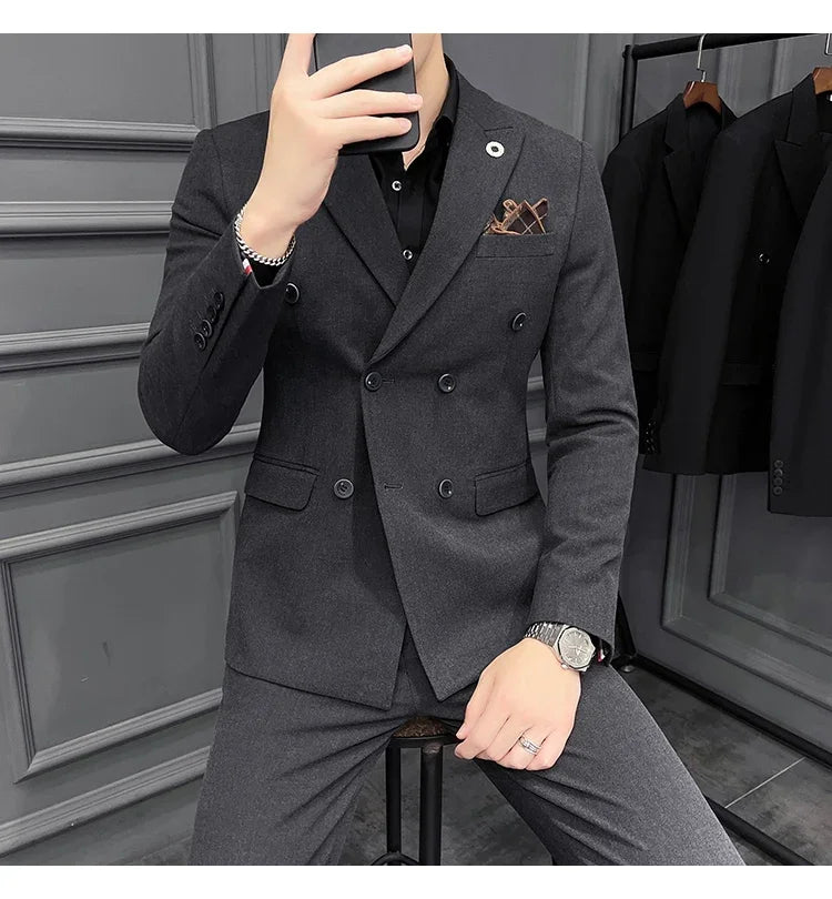 Ensemble de costume croisé gris pour homme avec chemise noire et pochette