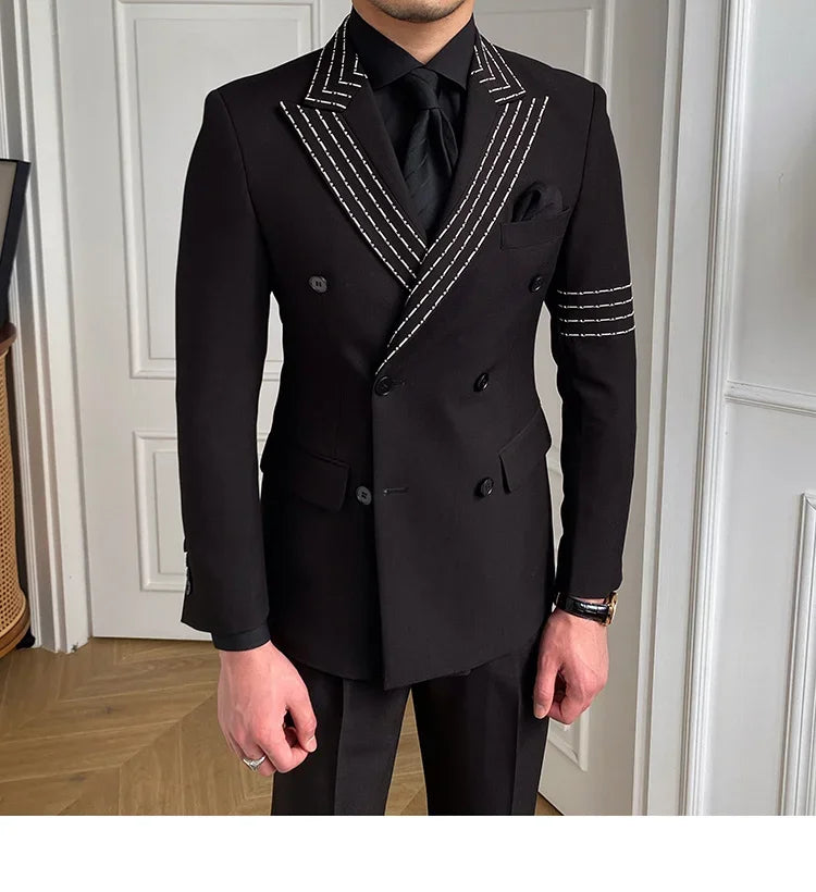 Costume croisé noir pour homme avec surpiqûres blanches et revers en pointe