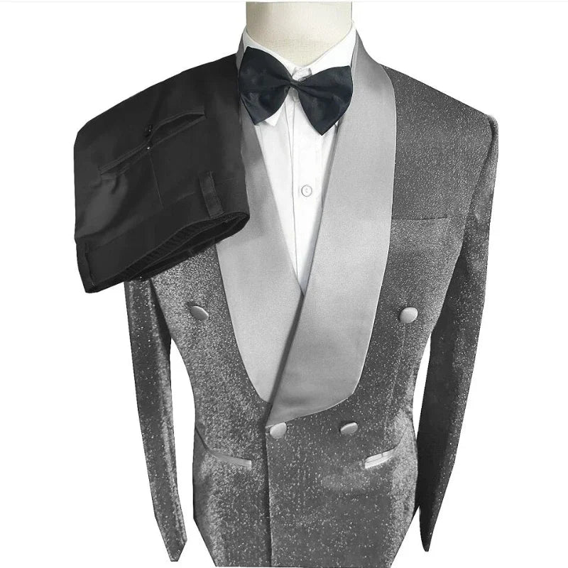 Smoking homme argenté métallisé brillant avec pantalon noir et nœud papillon