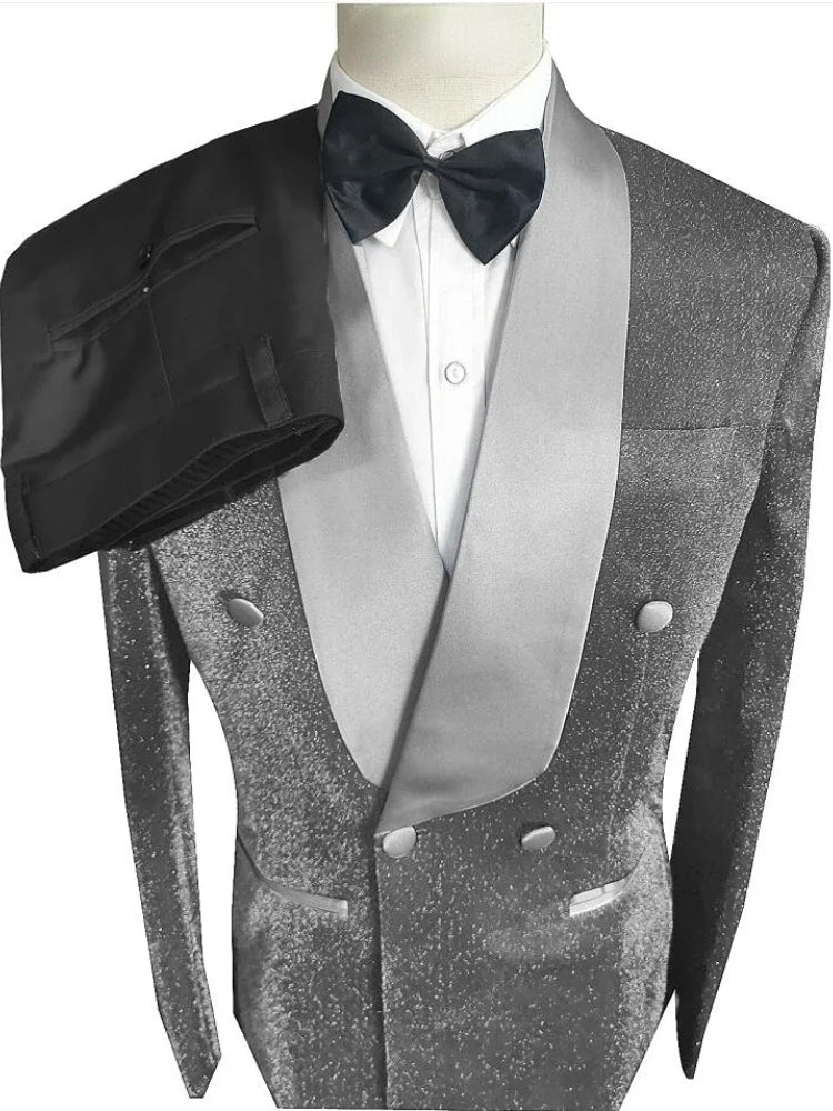 Esmoquin plateado metalizado brillante para hombre con pantalón negro y pajarita