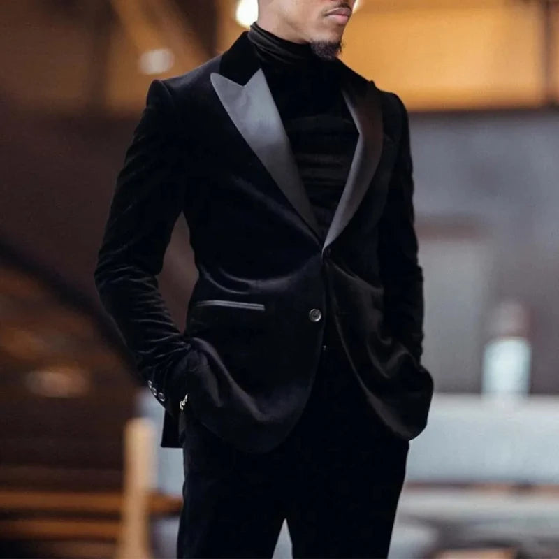 Traje de hombre de terciopelo negro con solapa de pico, corte entallado, esmoquin de boda, conjunto de 2 piezas para padrinos de boda, chaqueta y pantalones formales, atuendo de moda para graduación