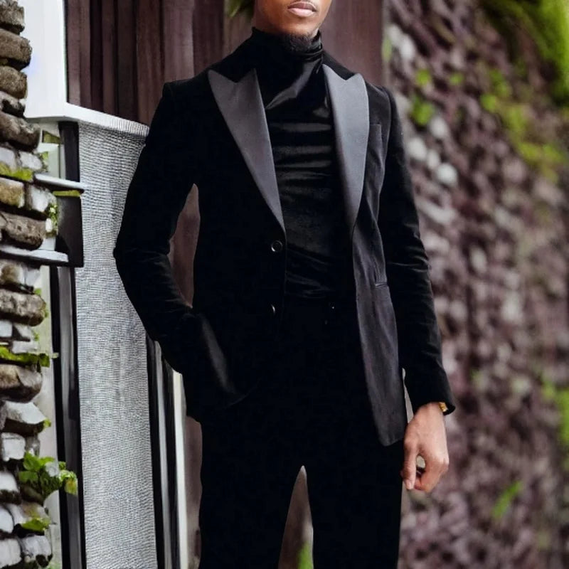 Traje de hombre de terciopelo negro con solapa de pico, corte entallado, esmoquin de boda, conjunto de 2 piezas para padrinos de boda, chaqueta y pantalones formales, atuendo de moda para graduación