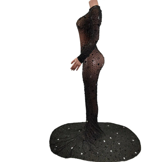 Vestido de noche seductor de cola larga con malla negra y diamantes de imitación para fiestas y celebraciones glamurosas. 