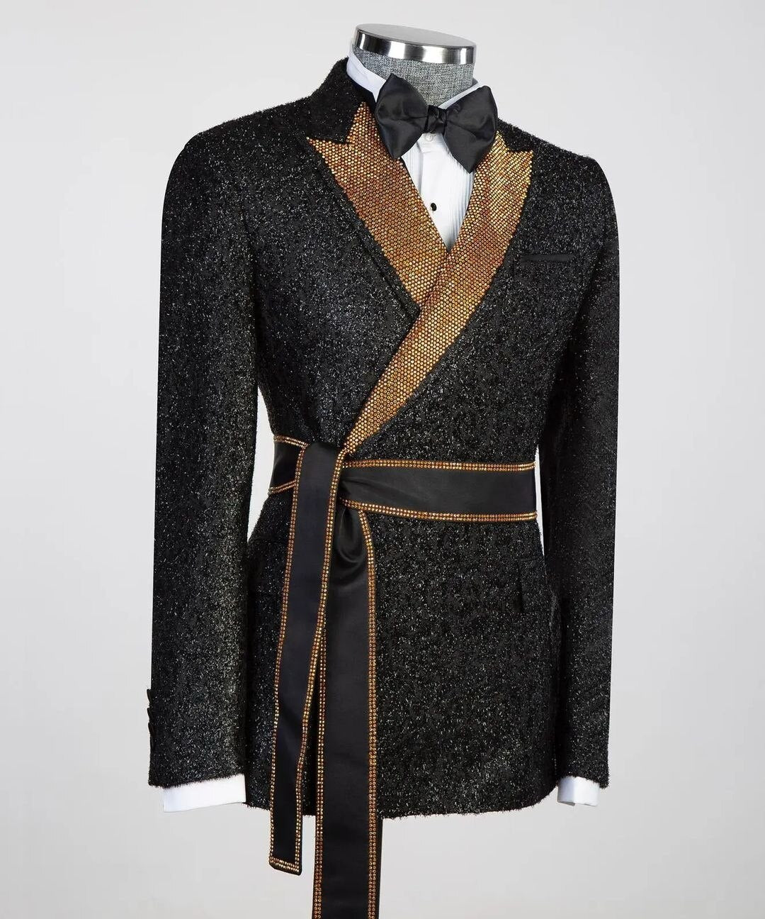Chaqueta de hombre con lentejuelas brillantes, corte entallado, botonadura sencilla, solapas de pico, esmoquin de boda con cinturón y pantalones negros. 