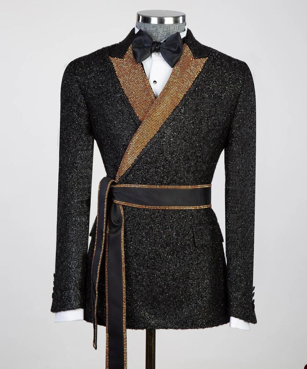 Chaqueta de hombre con lentejuelas brillantes, corte entallado, botonadura sencilla, solapas de pico, esmoquin de boda con cinturón y pantalones negros. 