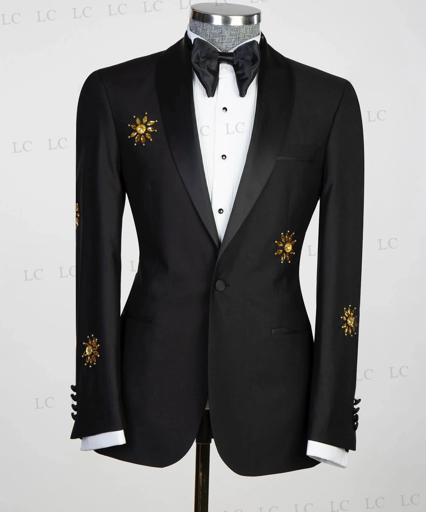 Elegante traje negro de dos piezas para hombre con detalles de cuentas doradas. Blazer y pantalón a medida para bailes de graduación, bodas y eventos formales. Tallas grandes disponibles.