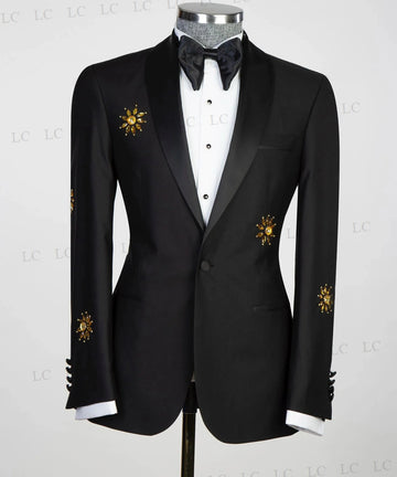 Elegante traje negro de dos piezas para hombre con detalles de cuentas doradas. Blazer y pantalón a medida para bailes de graduación, bodas y eventos formales. Tallas grandes disponibles.