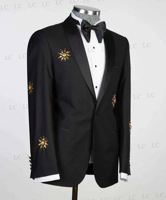 Elegante traje negro de dos piezas para hombre con detalles de cuentas doradas. Blazer y pantalón a medida para bailes de graduación, bodas y eventos formales. Tallas grandes disponibles.
