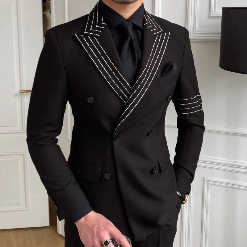Costume croisé noir pour homme avec surpiqûres blanches et revers en pointe