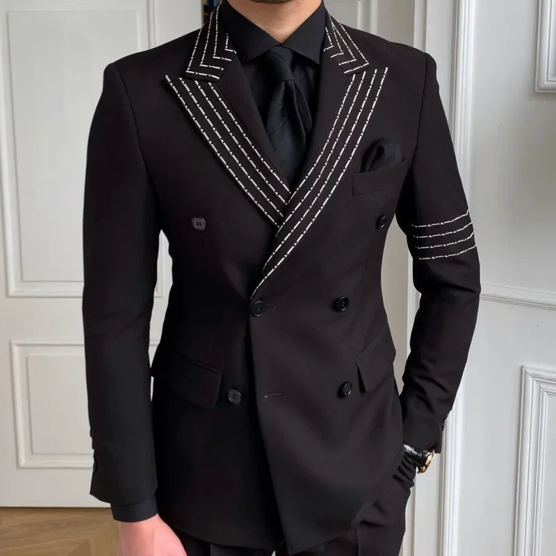 Costume croisé noir pour homme avec surpiqûres blanches et revers en pointe