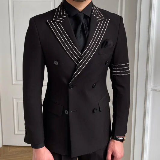Traje cruzado negro para hombre con detalles de costuras blancas y solapa de pico