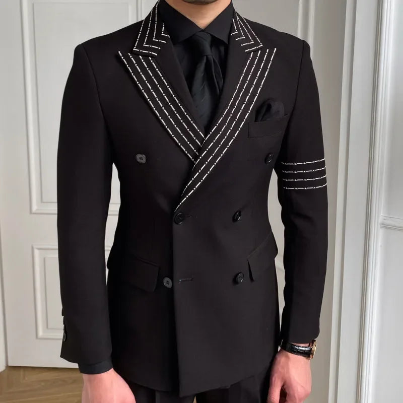 Costume croisé noir pour homme avec surpiqûres blanches et revers en pointe