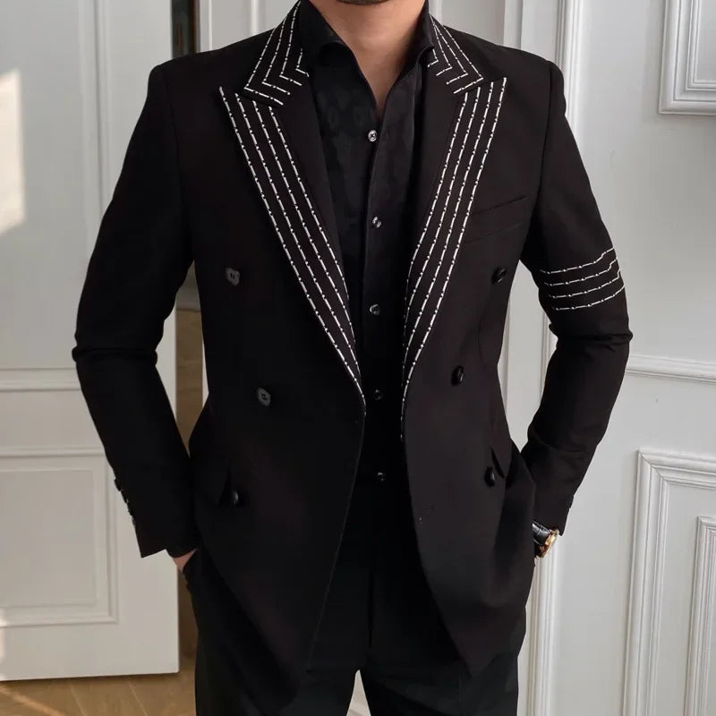 Costume croisé noir pour homme avec surpiqûres blanches et revers en pointe