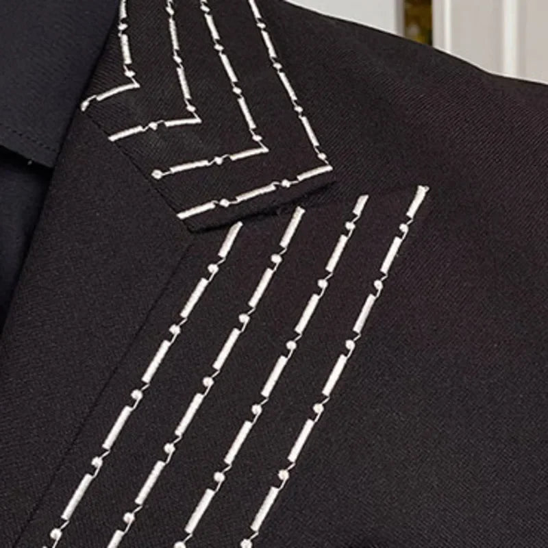Costume croisé noir pour homme avec surpiqûres blanches et revers en pointe
