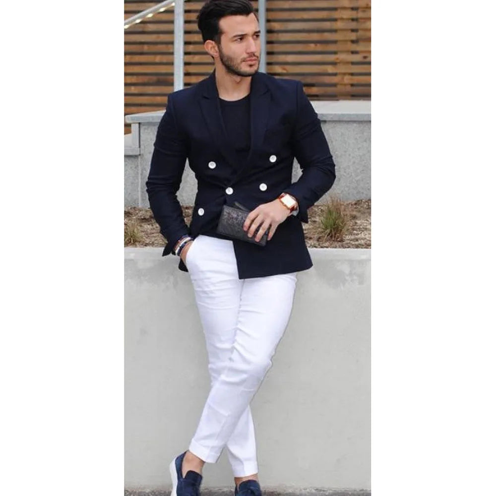 Blazer croisé bleu marine pour homme, pantalon blanc et mocassins bleus
