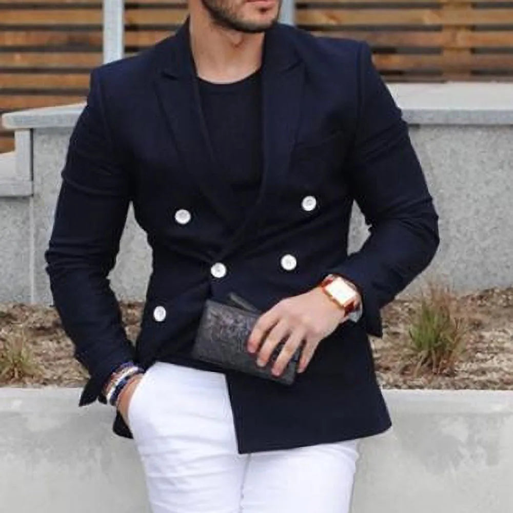 Blazer croisé bleu marine pour homme, pantalon blanc et mocassins bleus