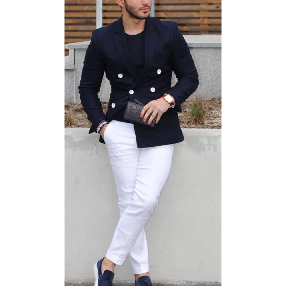 Blazer croisé bleu marine pour homme, pantalon blanc et mocassins bleus