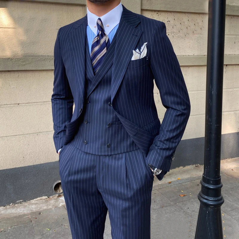Traje de tres piezas a rayas azul marino para hombre, elegante esmoquin de boda con pantalones y chaquetas de alta calidad, perfecto para ocasiones formales.