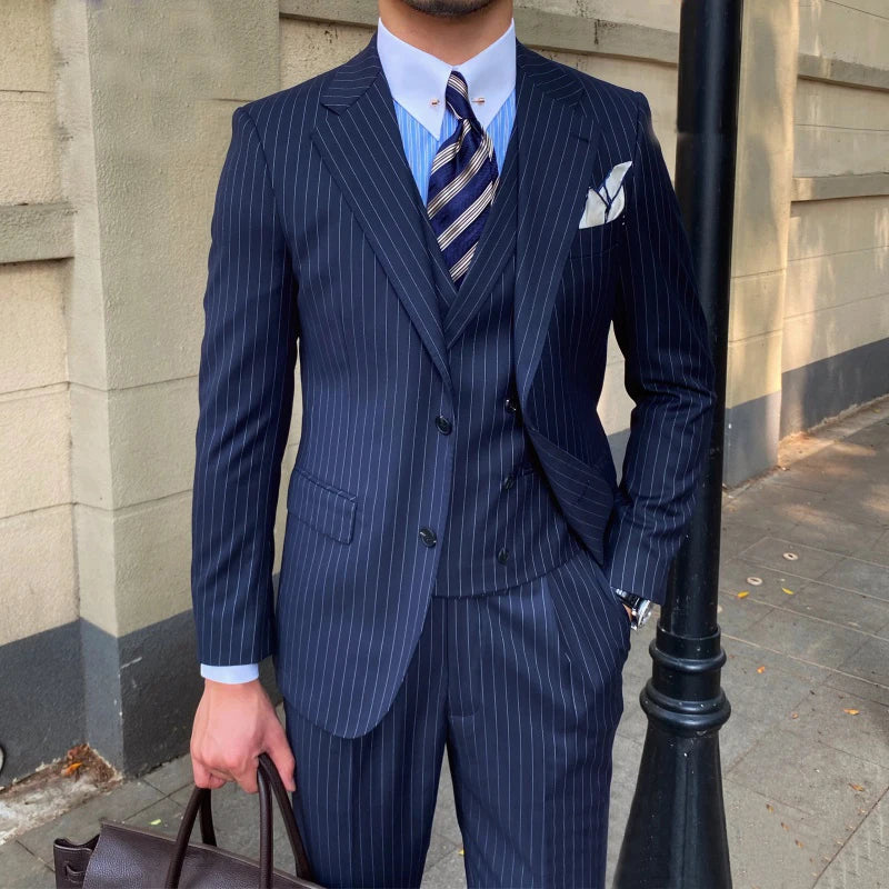 Traje de tres piezas a rayas azul marino para hombre, elegante esmoquin de boda con pantalones y chaquetas de alta calidad, perfecto para ocasiones formales.