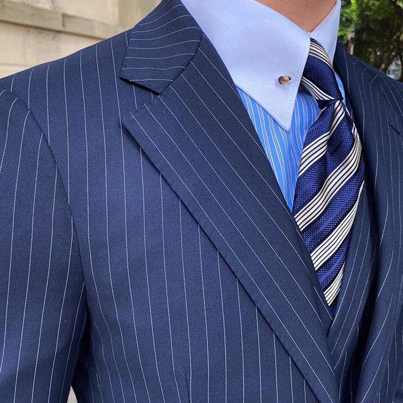 Traje de tres piezas a rayas azul marino para hombre, elegante esmoquin de boda con pantalones y chaquetas de alta calidad, perfecto para ocasiones formales.