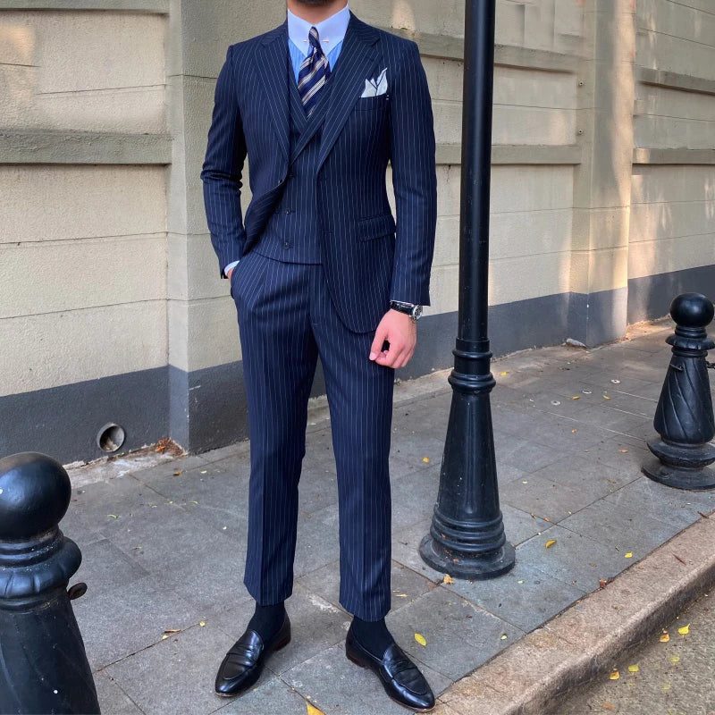 Traje de tres piezas a rayas azul marino para hombre, elegante esmoquin de boda con pantalones y chaquetas de alta calidad, perfecto para ocasiones formales.
