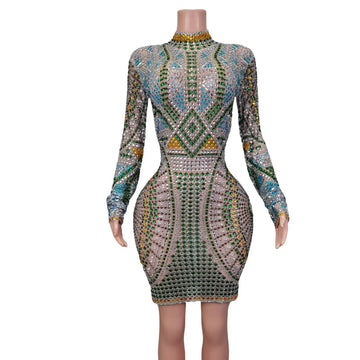 Robe de cocktail moulante à manches longues ornée de cristaux pour des soirées glamour 