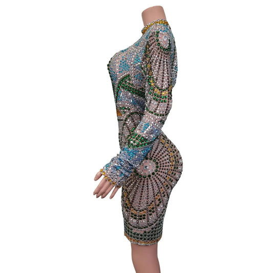 Robe de cocktail moulante à manches longues ornée de cristaux pour des soirées glamour 